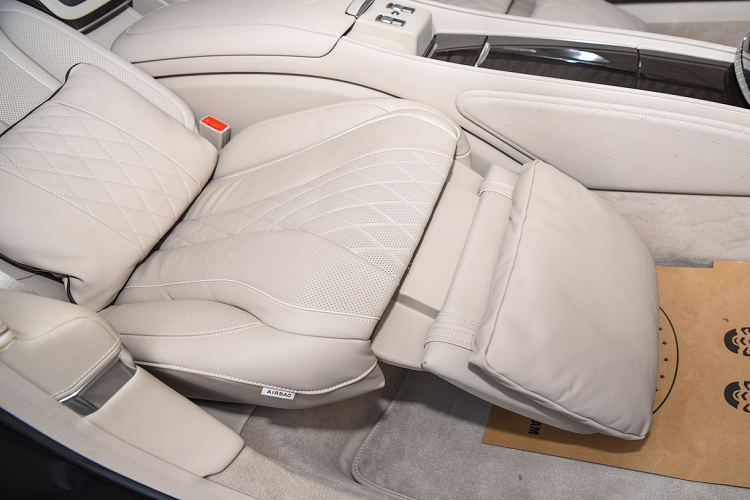 Chiếc xe siêu sang Mercedes-Maybach S650 Pullman thứ 3 tại Việt Nam được tuỳ chọn nước sơn ngoại thất màu đen, tương đồng với chiếc đầu tiên và khác biệt so với chiếc thứ 2 (2 màu sơn).