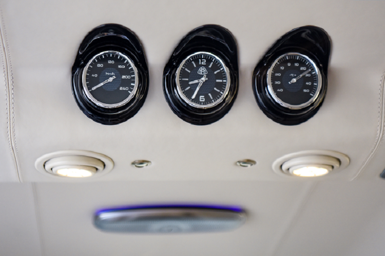 Cấu hình xe với 6 chỗ ngồi với khoang hành khách mang phong cách thương gia đẳng cấp, ghế bọc da thượng hạng có chức năng chỉnh điện/massage/làm mát/sưởi cùng ốp gỗ cao cấp trong nội thất, vách ngăn khoang cabin tài xế và chủ nhân...