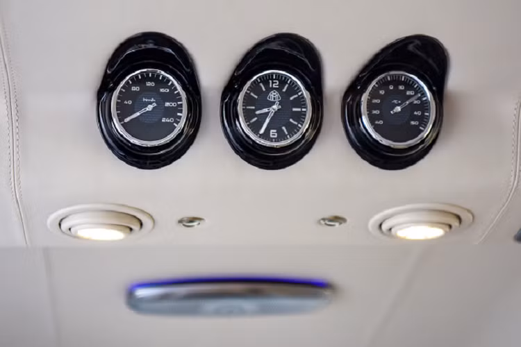 Cấu hình xe với 6 chỗ ngồi với khoang hành khách mang phong cách thương gia đẳng cấp, ghế bọc da thượng hạng có chức năng chỉnh điện/massage/làm mát/sưởi cùng ốp gỗ cao cấp trong nội thất, vách ngăn khoang cabin tài xế và chủ nhân...