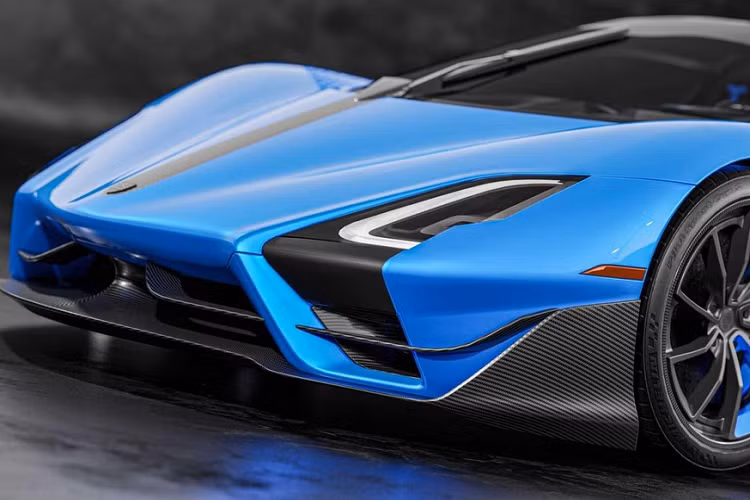 Đối với biến bản Striker, SSC đã bổ sung một số phụ tùng khí động học táo bạo bao gồm cánh gió cố định, cánh gió sau chủ động, bộ ổn định thẳng đứng, và một bộ khuếch tán gió sau. Những trang bị này giúp tăng lực ép xuống lên khoảng 500 kg tại tốc độ 258 km/h.