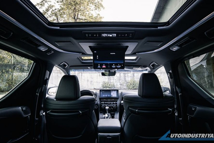 Ngoài ra, một số trang bị đáng chú ý khác có thể kể đến Lexus LM 2021 gồm: hệ thống âm thanh vòm Mark Levinson 19 loa, điều hòa tự động với chức năng nanoe để giữ ẩm cho tóc và da, khử trùng, ức chế hoạt động của vi khuẩn cũng như khử mùi, đèn viền trần xe 16 màu với 4 độ sáng khác nhau và màn hình thông tin giải trí 12,3 inch có hỗ trợ kết nối Apple CarPlay/Android Auto.