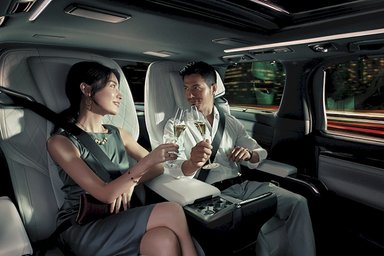 Đặc biệt, để tối ưu sự riêng tư, Lexus đã lắp đặt một vách ngăn giữa hai hàng ghế và cửa sổ cách âm cải tiến. Ngoài ra, Lexus LM 2021 phiên bản 4 chỗ có thêm trang bị màn hình giải trí TV 26 inch cỡ lớn, tủ lạnh, điều hoà tự động độc lập, cửa điện, hệ thống thông tin điều khiển trên tay người ngồi giúp chủ nhân có thể điều chỉnh mọi chức năng của xe một cách đơn giản nhất.