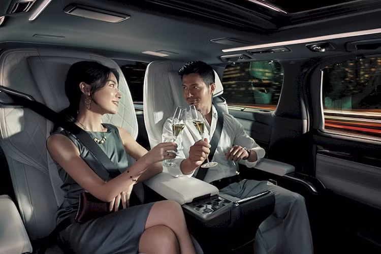 Đặc biệt, để tối ưu sự riêng tư, Lexus đã lắp đặt một vách ngăn giữa hai hàng ghế và cửa sổ cách âm cải tiến. Ngoài ra, Lexus LM 2021 phiên bản 4 chỗ có thêm trang bị màn hình giải trí TV 26 inch cỡ lớn, tủ lạnh, điều hoà tự động độc lập, cửa điện, hệ thống thông tin điều khiển trên tay người ngồi giúp chủ nhân có thể điều chỉnh mọi chức năng của xe một cách đơn giản nhất.