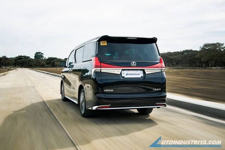 Cụm đèn chiếu sáng trung tâm dạng Full-Led với những tinh cầu projecter trong suốt tuyệt đẹp, dải đèn định vị day-light hình móc câu đặc trưng mang hơi thở của Lexus. Ngay tới phần đèn sương mù cũng được bao bọc bởi dải chrome bóng hình chữ L điệu đà và phong cách. Tựu chung lại, "mặt tiền" của Lexus LM 2021 mang tới cái nhìn thực sự nổi bật và sáng sủa.