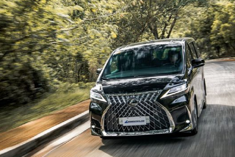 Lexus LM là mẫu MPV đình đám của hãng xe hạng sang Nhật Bản. Được phát triển dựa trên nền tảng của mẫu xe ăn khách Toyota Alphard, Lexus LM đã kế thừa và phát huy nó lên một tầm cao mới, sang trọng và đẳng cấp hơn. Về thiết kế ngoại thất, ở phần đầu xe, Lexus LM 2021 sở hữu một ngôn ngữ thiết kế mang đậm chất Lexus với mặt ca-lăng hình đồng hồ cát, bao quanh là những đường viền mạ chrome sáng bóng cùng các chi tiết bên trong kiểu mạng nhện, dầy đặc và sắc cạnh.