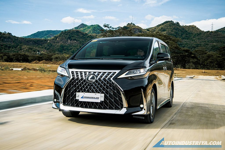Mẫu MPV hạng sang Lexus LM 2021 mới lần đầu tiên được ra mắt thị trường Philippines vào hồi tháng 8 năm ngoái với giá bán được công bố là 5,408 triệu Peso (khoảng 2,55 tỷ đồng) cho phiên bản là 7 chỗ và 9,088 triệu Peso (khoảng 4,29 tỷ đồng) với phiên bản 4 chỗ. Ngay từ khi ra mắt, Lexus LM 2021 được nhiều người dự đoán sẽ khó bán vì giá xe khá “chát”.