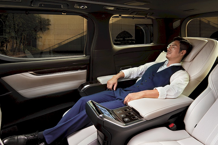 Trong khi đó phiên bản 7 chỗ sẽ có hai hàng ghế đầu tiên là hai ghế đơn sang trọng riêng biệt còn hàng ghế thứ ba sau xe gồm băng ghế ba chỗ ngồi được bọc da đẳng cấp. Hàng ghế trung tâm sở hữu tựa tay lớn và nâng đỡ tốt hơn. Cấu hình 7 chỗ này của LM là lựa chọn lý tưởng cho các doanh nhân.