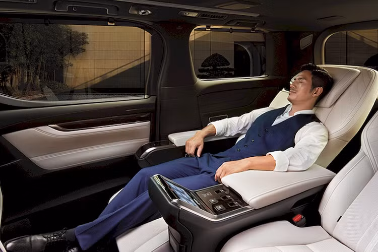 Trong khi đó phiên bản 7 chỗ sẽ có hai hàng ghế đầu tiên là hai ghế đơn sang trọng riêng biệt còn hàng ghế thứ ba sau xe gồm băng ghế ba chỗ ngồi được bọc da đẳng cấp. Hàng ghế trung tâm sở hữu tựa tay lớn và nâng đỡ tốt hơn. Cấu hình 7 chỗ này của LM là lựa chọn lý tưởng cho các doanh nhân.