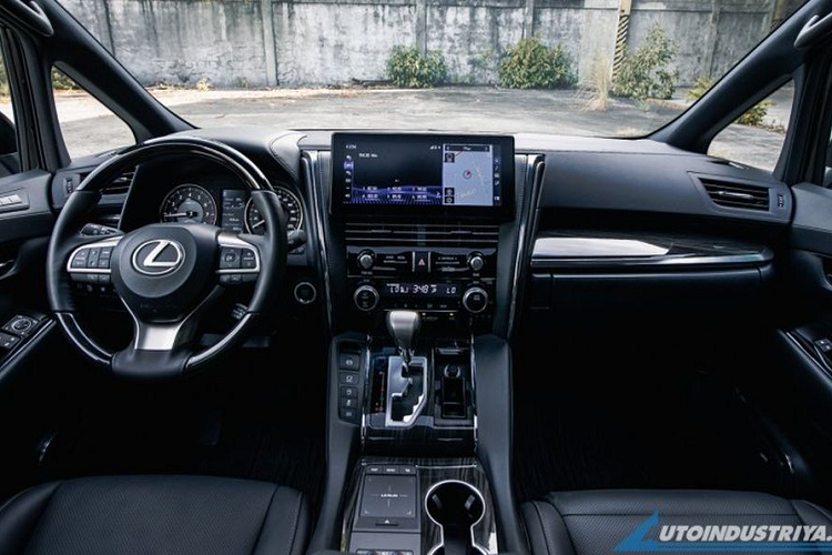 Lexus LM 2021 cũng đã được ra mắt tại thị trường Việt Nam vào hồi tháng 5 năm nay với 2 phiên bản 7 chỗ và 4 chỗ. Với phiên bản 4 chỗ, chiếc MPV chỉ có 2 hàng ghế nên không gian nội thất vô cùng rộng rãi, trong đó hàng ghế sau là đáng chú ý hơn cả. Những người ngồi phía sau sẽ được tận hưởng cảm giác thoải mái tối đa nhờ chỗ duỗi chân vô tận, hai chiếc ghế giám đốc bọc da bán Aniline và bọt urethane mật độ thấp AdaptiPedic, có thể ngả ra thành giường phẳng hoàn toàn và đi kèm chức năng mát-xa, làm mát, sưởi ấm.