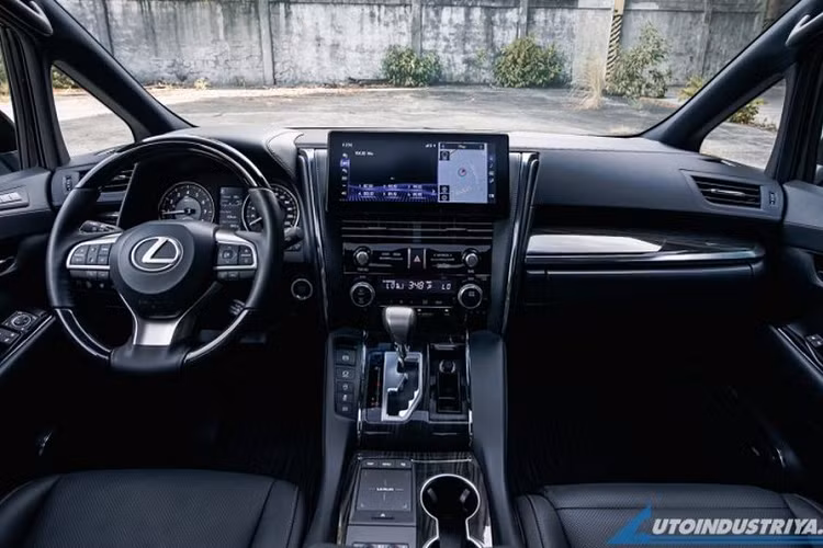 Lexus LM 2021 cũng đã được ra mắt tại thị trường Việt Nam vào hồi tháng 5 năm nay với 2 phiên bản 7 chỗ và 4 chỗ. Với phiên bản 4 chỗ, chiếc MPV chỉ có 2 hàng ghế nên không gian nội thất vô cùng rộng rãi, trong đó hàng ghế sau là đáng chú ý hơn cả. Những người ngồi phía sau sẽ được tận hưởng cảm giác thoải mái tối đa nhờ chỗ duỗi chân vô tận, hai chiếc ghế giám đốc bọc da bán Aniline và bọt urethane mật độ thấp AdaptiPedic, có thể ngả ra thành giường phẳng hoàn toàn và đi kèm chức năng mát-xa, làm mát, sưởi ấm.