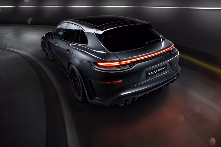 Ở Việt Nam, Porsche hiện phân phối 3 phiên bản của Panamera, gồm Tiêu chuẩn, GTS và Turbo S. Giá xe Porsche Panamera 2021 bản Tiêu chuẩn 5,31-5,66 tỷ đồng, GTS là 10,09 tỷ và 10,29 tỷ đồng, Turbo S là 11,81 tỷ đồng.