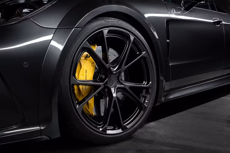 Gói độ GrandGT cũng gia tăng chiều rộng của xe thêm 50 mm ở phía trước và 80 mm ở phía sau bằng tấm ốp vòm bánh. Có 2 tùy chọn mâm là 21 inch hoặc 22 inch.