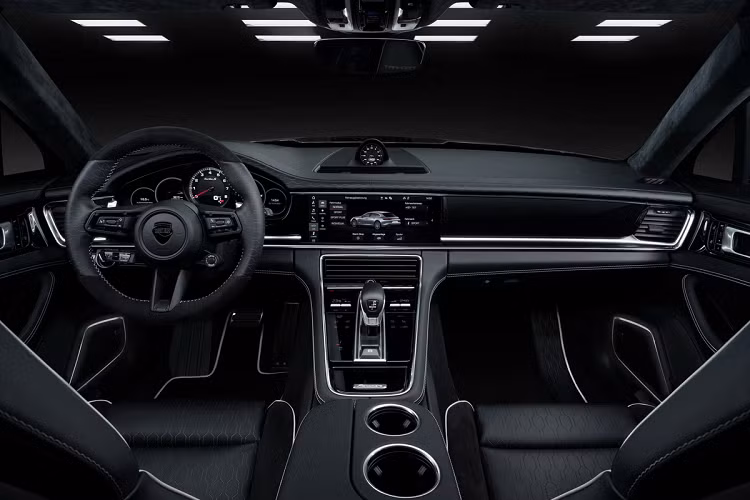 Bên trong khoang lái, TechArt cung cấp cho Panamera chất liệu da Alcantara nhiều màu sắc lựa chọn cũng như sợi carbon. Tùy vào tone màu chủ đạo của khoang lái, các đường viền sẽ sử dụng màu sắc tương phản