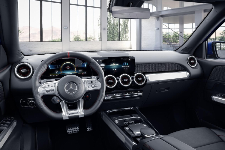 Ngoài ra, GLB 35 AMG sử dụng hệ dẫn động bốn bánh toàn thời gian 4MATIC cũng trở thành một yếu tố giúp GLB 35 vận hành thú vị hơn GLB 200 dùng hệ dẫn động cầu trước, bên cạnh công suất mạnh mẽ hơn.