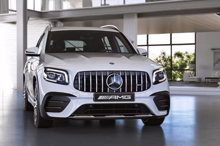 Phiên bản hiệu năng cao GLB 35 AMG vừa được Mercedes-Benz Việt Nam (MBV) bổ sung vào danh mục sản phẩm dòng GLB. Giá xe Mercedes-AMG GLB 35 AMG 2021 bán niêm yết chính hãng là 2,69 tỷ đồng. So với phiên bản GLB 200 AMG có giá bán 1,999 tỷ đồng. Phiên bản GLB 35 AMG có giá cao hơn gần 700 triệu đồng.