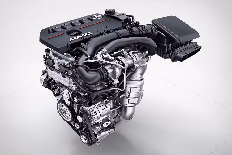 Tương tự Mercedes-AMG A35 4Matic sedan, mẫu xe SUV Mercedes-AMG GLB 35 AMG 2021 cũng là động cơ xăng 4cyl thẳng hàng (I4) dung tích 2.0L tăng áp cổng nạp kép (twin-scroll turbocharger), mã M260 mang lại công suất tối đa lên đến 302 mã lực và mô-men xoắn cực đại 400Nm đạt được ngay từ dải dòng thua từ 3.000 – 4.000 vòng/phút.