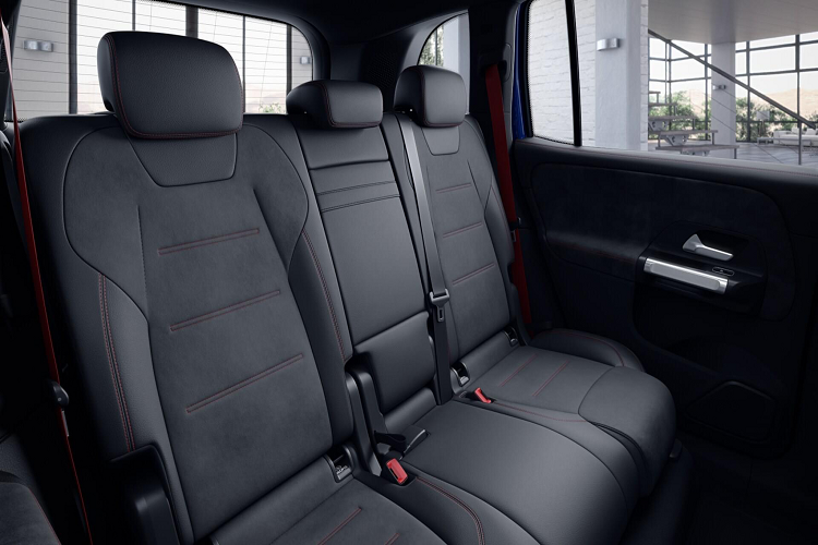 Xe sử dụng kết hợp với hộp số tự động 8 cấp (thay vì 7 cấp AMG SPEEDSHIFT như trên A35 sedan).