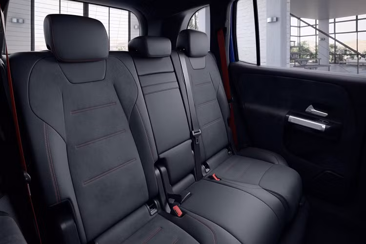 Xe sử dụng kết hợp với hộp số tự động 8 cấp (thay vì 7 cấp AMG SPEEDSHIFT như trên A35 sedan).