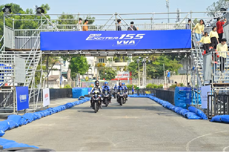 Dan choi xe may Honda phan khich lai thu Yamaha Exciter 155 VVA moi-Hinh-8