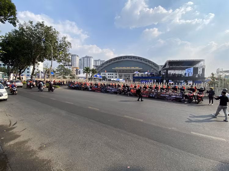 Dan choi xe may Honda phan khich lai thu Yamaha Exciter 155 VVA moi-Hinh-2