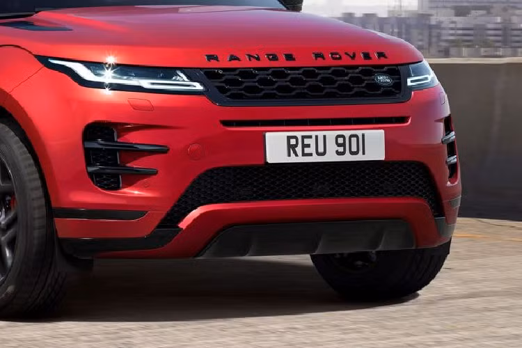 Đi kèm là hộp số tự động 9 cấp và hệ dẫn động 4 bánh toàn thời gian với hệ thống Terrain Response 2 giúp tăng cường độ bám đường trên mọi địa hình, cho phép Evoque P300 HST tăng tốc từ 0 - 100 km/h trong 6.8 giây.