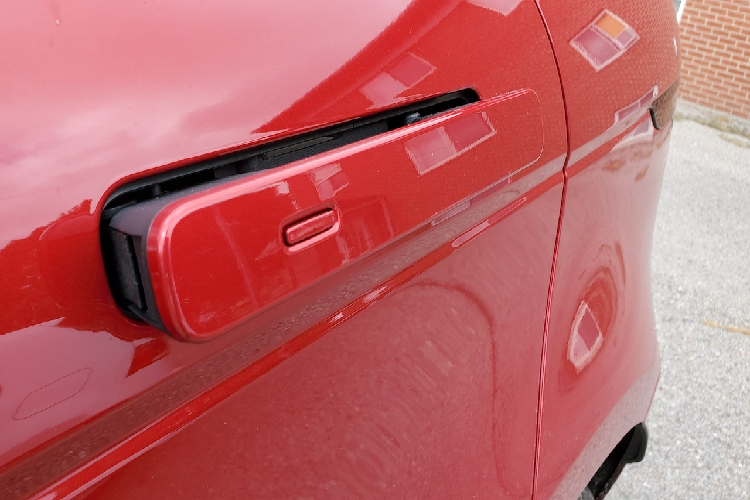 Range Rover Evoque P300 HST hiện đã được mở bán tại thị trường Anh với mức giá khởi điểm từ 50.440 bảng (~ 1,634 tỷ VNĐ).