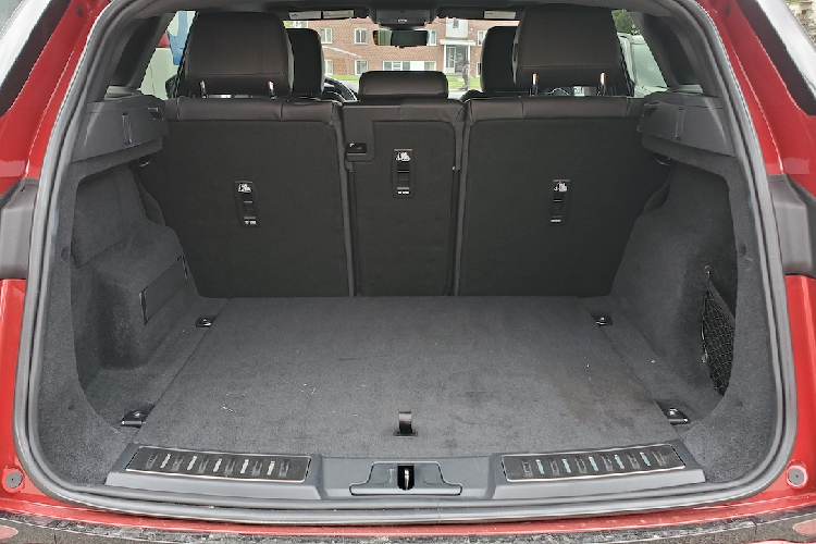 Được định vị cao nhất, P300 HST trở thành biến thể hàng đầu trong dòng sản phẩm của Range Rover Evoque 2021, vượt qua phiên bản First Edition. Cụ thể giá xe Range Rover Evoque P300 HST có mức khởi điểm từ 50.340 bảng Anh (khoảng 1,631 tỷ đồng).