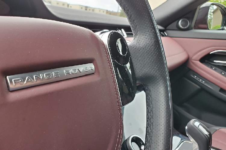 Cung cấp sức mạnh cho Range Rover Evoque P300 HST là khối động cơ xăng Ingenium 2.0L tạo ra công suất tối đa 300 mã lực.