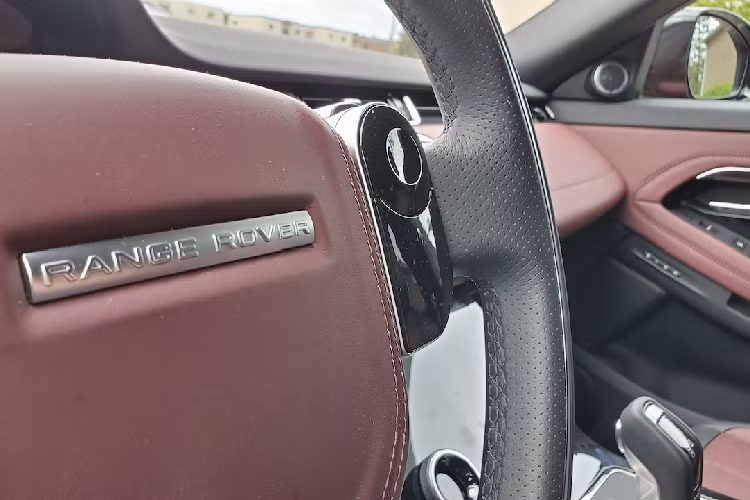 Cung cấp sức mạnh cho Range Rover Evoque P300 HST là khối động cơ xăng Ingenium 2.0L tạo ra công suất tối đa 300 mã lực.