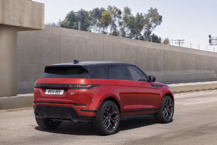Lấy cảm hứng từ đàn anh Range Rover Sport HST 2021 mới, Evoque P300 HST cung cấp 11 tùy chọn màu sơn ngoại thất, với các điểm nhấn màu đen nổi bật từ gói Black Pack. Theo đó, diện mạo của chiếc xe trở nên hầm hố và nổi bật hơn với nóc xe phủ sơn đen hoàn toàn, bộ mâm hợp kim màu đen 20 inch đi kèm kẹp phanh màu đỏ tương phản, ốp gương chiếu hậu ngoài và các khe gió sơn đen.