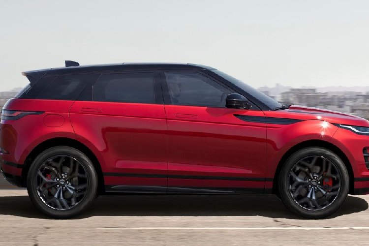 Bên trong khoang nội thất, mẫu xe SUV Range Rover Evoque P300 HST nhận được cửa sổ trời toàn cảnh trượt điện với tấm che màu đen, vô-lăng Suedecloth (chất vải có hiệu ứng da lộn) độc quyền, tựa đầu Ebony Suedecloth, ghế bọc da và các ốp bệ cửa (treadplate) khắc chữ “Range Rover”.