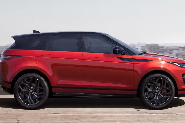 Bên trong khoang nội thất, mẫu xe SUV Range Rover Evoque P300 HST nhận được cửa sổ trời toàn cảnh trượt điện với tấm che màu đen, vô-lăng Suedecloth (chất vải có hiệu ứng da lộn) độc quyền, tựa đầu Ebony Suedecloth, ghế bọc da và các ốp bệ cửa (treadplate) khắc chữ “Range Rover”.