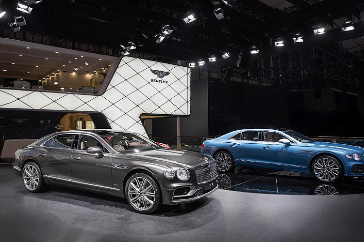 Công chúng đã sớm có một cái nhìn tương đối rõ ràng về cả hai phiên bản thông qua các hình ảnh báo chí trước đó: Bently Flying Spur Hybrid 2022 mới được giới thiệu vào tháng 6 và Flying Spur Mulliner ra mắt vào tháng 8. Tuy nhiên, mãi cho đến Triển lãm Ô tô Quảng Châu 2021 thì bộ đôi xe siêu sang này mới chính thức xuất hiện.