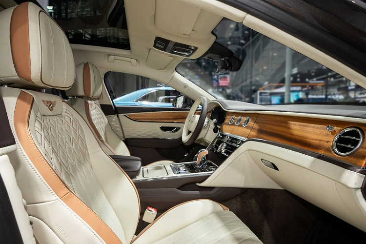 Ngoài ra, khu vực ngăn xếp trung tâm của phiên bản này cũng có cách trang trí mô phỏng họa tiết kim cương đẹp mắt. Flying Spur Mulliner cung cấp 3 cấu hình động cơ khác nhau: V6 2.9L plug-in hybrid, V8 4.0L tăng áp kép và W12 6.0L tăng áp kép. Trong lần ra mắt này, Bentley Flying Spur Hybrid được coi là mẫu xe thân thiện với môi trường và tiết kiệm nhiên liệu nhất với hệ truyền động plug-in hybrid.