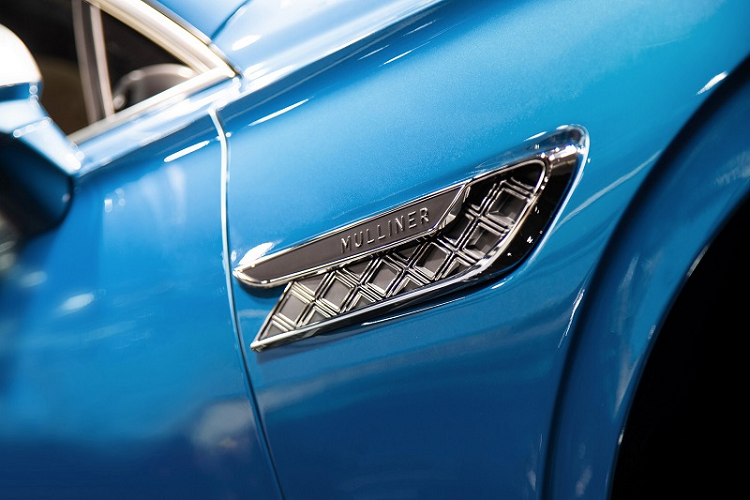 Những điểm nhấn đặc biệt ở ngoại thất của Flying Spur Mulliner bao gồm bộ mâm Mulliner 22 inch độc quyền với lớp hoàn thiện sáng bóng cùng nắp chụp tự cân bằng, bộ lưới tản nhiệt “Double Diamond” với đường viền mạ chrome, logo Mulliner trên khe gió hông và ốp gương chiếu hậu màu Satin Silver. Phiên bản này cũng có biểu tượng Flying B với đôi cánh phát sáng nằm ở nắp capo.