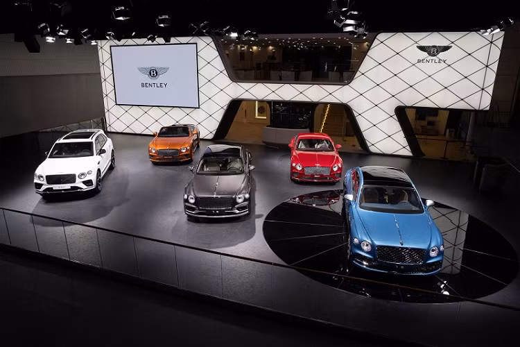 Trong khi tầm hoạt động tối đa ở chế độ thuần điện là 40 km. Bên cạnh hai biến thể hoàn toàn mới này, Bentley còn đồng thời ra mắt Bentayga S, Continental GT và Continental GT Convertible trong khuôn khổ Triển lãm Ô tô Quảng Châu 2021. Hiện mức giá xe Bentley Flying Spur Mulliner và Flying Spur Hybrid mới chưa được công bố.