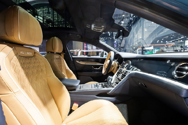 Khoang cabin của Bentley Flying Spur Mulliner mang đến một cái nhìn sáng trọng và đẳng cấp với ghế ngồi bọc da họa tiết kim cương, logo Mulliner được khâu bằng đường chỉ trắng nổi bật trên lưng ghế, bàn gập chỉnh điện cho hàng ghế sau,...
