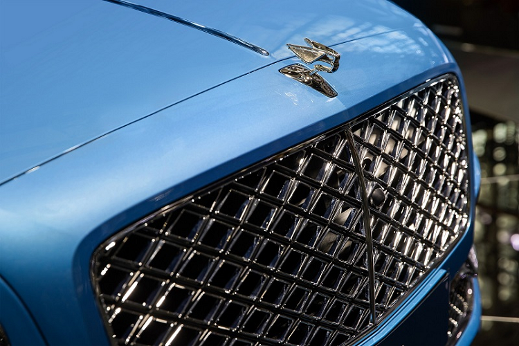 Bắt đầu với vị trí sản phẩm chủ lực của thương hiệu, mẫu xe siêu sang Bentley Flying Spur Mulliner được giới thiệu là phiên bản Flying Spur sang trọng nhất từ trước đến nay, đóng vai trò thay thế gián tiếp cho chiếc Mulsanne hiện đã ngừng sản xuất.