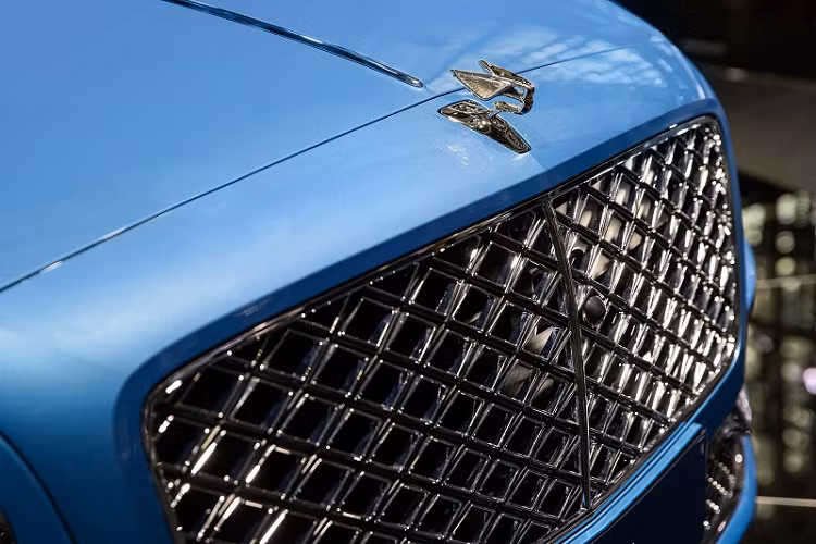 Bắt đầu với vị trí sản phẩm chủ lực của thương hiệu, mẫu xe siêu sang Bentley Flying Spur Mulliner được giới thiệu là phiên bản Flying Spur sang trọng nhất từ trước đến nay, đóng vai trò thay thế gián tiếp cho chiếc Mulsanne hiện đã ngừng sản xuất.