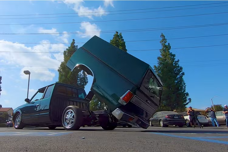 Lớp sơn độ có giá 10.000 USD và bức tranh phía sau có giá 1.600 USD. Hệ thống thủy lực cho những chiếc này có giá khoảng 5.000 USD, và các trang bị độ khác sẽ nâng tổng giá cao hơn nữa, với một số có thể vượt quá tổng chi phí 30.000 USD.