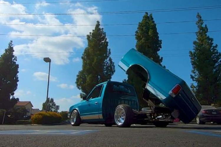 Chủ cửa hàng Alex Tuason đã giúp bố mình chế tạo kiểu xe bán tải độ hệ thống thủy lực này trong 30 năm qua khi Hoppo’s mới được thành lập. Xu hướng xe bán tải mang màu sơn vô cùng phức tạp với thùng xe hỗ trợ thủy lực hoàn toàn có thể tự do điều khiển đã nổi lên khắp thế giới trong một thời gian ngắn trước khi tàn lụi một lần nữa vào đầu và giữa những năm 2000.