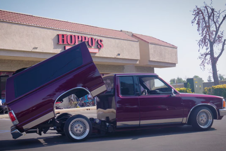 Bên cạnh đó, mỗi chiếc xe đều kết thúc quá trình “làm đẹp” bên ngoài bằng một hệ thống thủy lực hỗ trợ phần thùng xe, với một số thích được trang bị thêm nhiều loa trong khi những chiếc khác chỉ đơn giản là được bao phủ trong các miếng dán rực rỡ. Tổng thể, những chiếc xe bán tải này đã được bảo dưỡng và sửa đổi để đáp ứng các tiêu chuẩn của xe bán tải độ từ thập niên ’80 với những thùng xe biết nhảy.