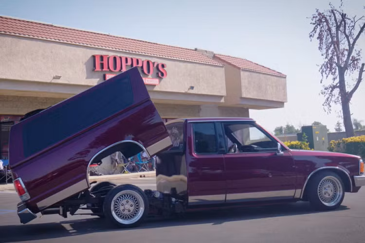 Bên cạnh đó, mỗi chiếc xe đều kết thúc quá trình “làm đẹp” bên ngoài bằng một hệ thống thủy lực hỗ trợ phần thùng xe, với một số thích được trang bị thêm nhiều loa trong khi những chiếc khác chỉ đơn giản là được bao phủ trong các miếng dán rực rỡ. Tổng thể, những chiếc xe bán tải này đã được bảo dưỡng và sửa đổi để đáp ứng các tiêu chuẩn của xe bán tải độ từ thập niên ’80 với những thùng xe biết nhảy.