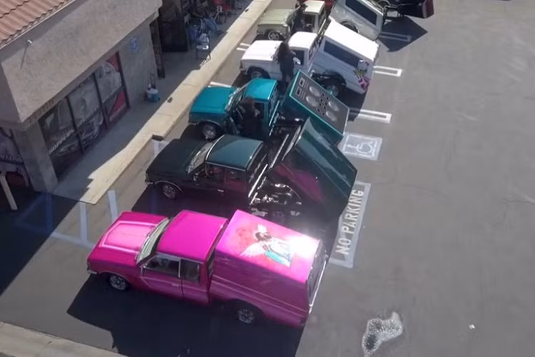 Vào những năm đầu đến giữa thập niên 1980, cơn sốt độ xe ở Mỹ đã lan tràn khắp nơi với những kiểu sơn độc đáo, hệ thống treo thủy lực, và mức độ cuồng nhiệt với đối với những kiểu độ quá đà. Thế nhưng nhiều chiếc xe độ cổ điển kiểu này đã bị lãng quên từ lâu cùng với phần lớn những chiếc lowrider bán tải độ cực ngầu.