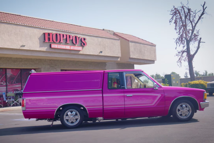 Như chúng ta có thể thấy trong ảnh cửa hàng Hoppo’s có thể cung cấp hàng loạt bộ phận tùy chỉnh độc đáo cho những chiếc xe bán tải mini. Với thân vỏ xe chủ yếu là các bề mặt phẳng, những chiếc xe này giống như một bức tranh trắng hoàn hảo để tạo nên một kiểu sơn độ dựa trên sở thích của chủ sở hữu.