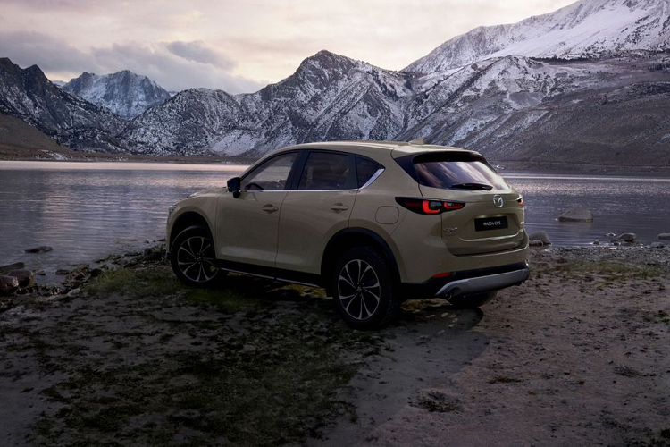 Bên cạnh làm mới hệ thống đèn, khu vực mặt ca-lăng và cản dưới trước/sau của Mazda CX-5 2022 cũng mang thiết kế mới, gọn gàng và thanh thoát hơn. Nhìn chung, Mazda CX-5 2022 dù không khác biệt quá nhiều so với bản tiền nhiệm nhưng những thay đổi này lại được đánh giá là rất có giá trị về mặt thẩm mỹ.