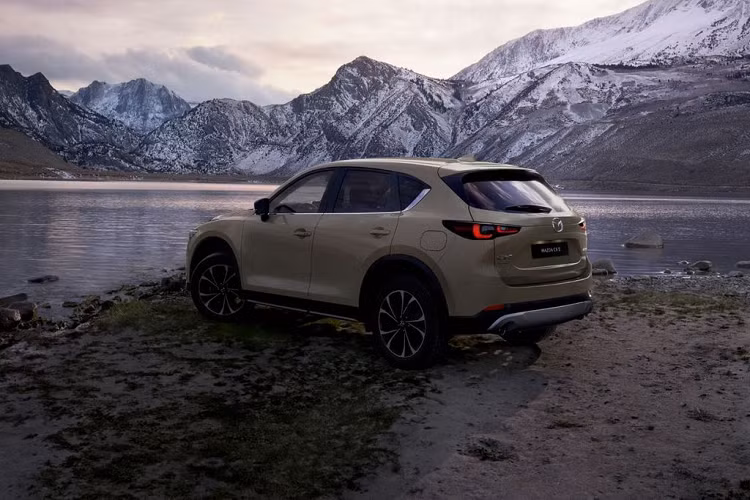 Bên cạnh làm mới hệ thống đèn, khu vực mặt ca-lăng và cản dưới trước/sau của Mazda CX-5 2022 cũng mang thiết kế mới, gọn gàng và thanh thoát hơn. Nhìn chung, Mazda CX-5 2022 dù không khác biệt quá nhiều so với bản tiền nhiệm nhưng những thay đổi này lại được đánh giá là rất có giá trị về mặt thẩm mỹ.