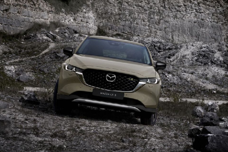 Người xem có thể dễ dàng nhận ra 2 điểm LED bo cong mới với chức năng đèn định vị ban ngày mang phong cách đơn giản nhưng không kém phần ấn tượng. Tương tự, đèn hậu của xe cũng được tinh chỉnh lại đôi chút.