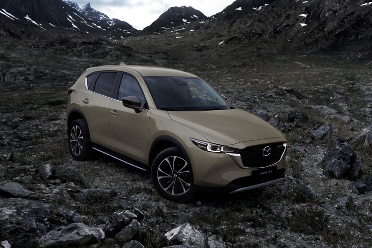 Ở phần ngoại hình, khác biệt đầu tiên và cũng dễ thấy nhất trên mẫu xe SUV Mazda CX-5 2022 so với phiên bản tiền nhiệm chính là thiết kế đèn trước/sau. Cụ thể, cụm đèn chiếu sáng trước trên Mazda CX-5 2022 đã được vát mỏng hơn với cấu tạo chia khoang rõ rệt.