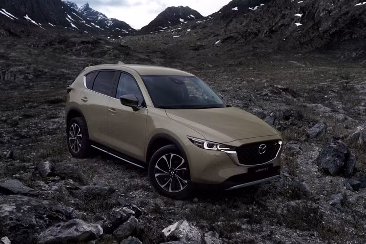 Ở phần ngoại hình, khác biệt đầu tiên và cũng dễ thấy nhất trên mẫu xe SUV Mazda CX-5 2022 so với phiên bản tiền nhiệm chính là thiết kế đèn trước/sau. Cụ thể, cụm đèn chiếu sáng trước trên Mazda CX-5 2022 đã được vát mỏng hơn với cấu tạo chia khoang rõ rệt.